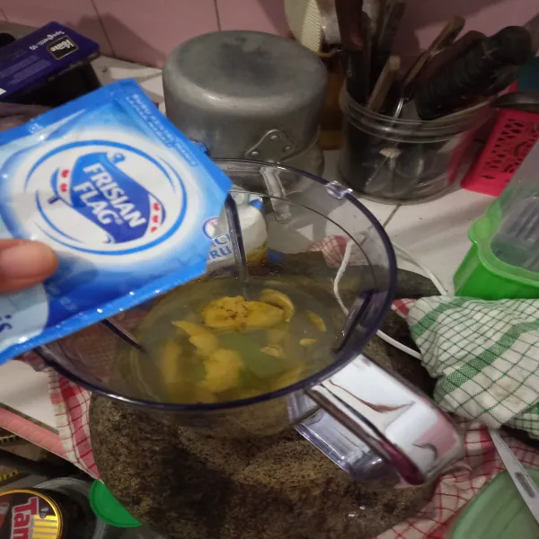 Tambahkan susu kental manis, gula pasir, es batu dan air.