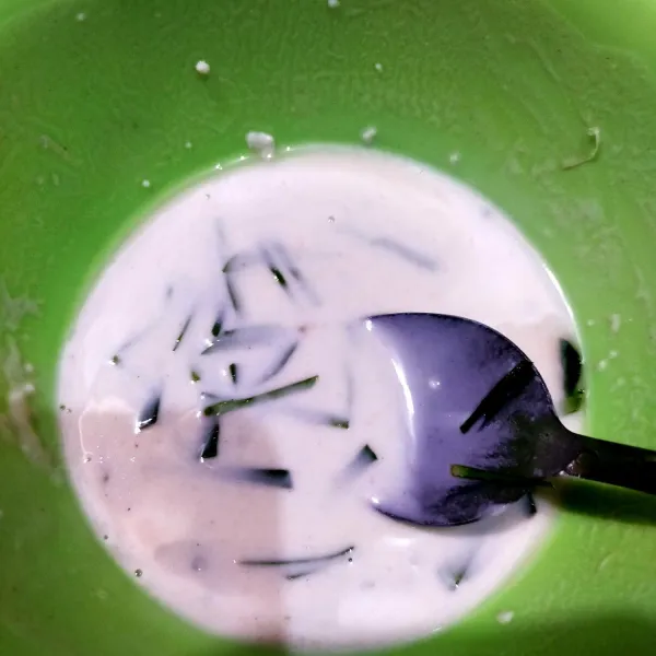 Siapkan tepung basahnya : campur semua bahan tepung tambahkan irisan daun jeruk. aduk rata.