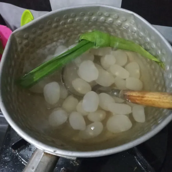 Masukkan kolang-kaling. Masak hingga gula larut dan mendidih.