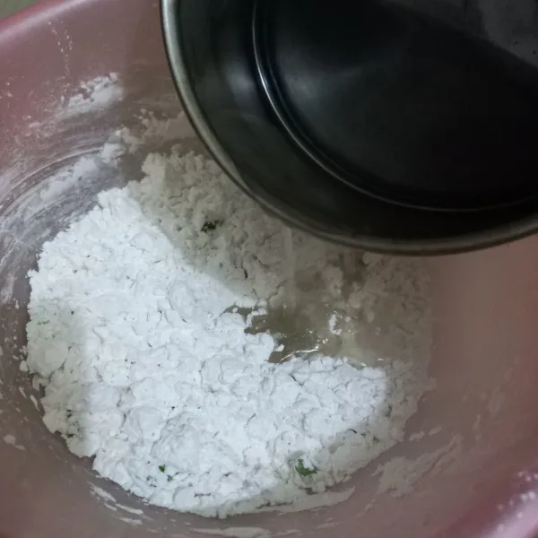 Tambahkan air panas secukupnya, aduk hingga adonan bisa dibentuk.