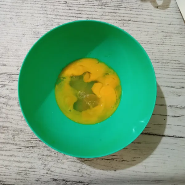 Dalam bowl, masukkan telur, sp dan gula pasir.