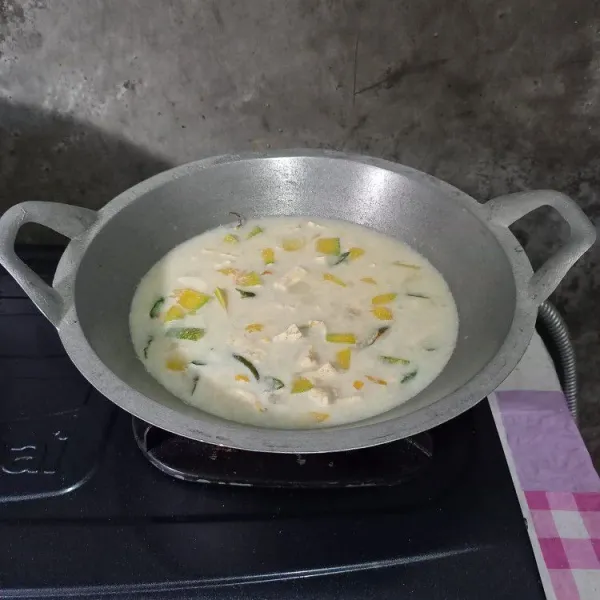 Masukkan santan. Bumbui dengan garam, gula, dan penyedap rasa. Masak sampai labu matang. Koreksi rasa. Matikan kompor dan sajikan.