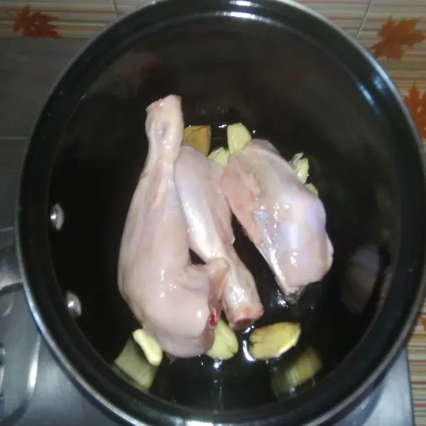 Tambahkan ayam, masak sebentar hingga berubah warna