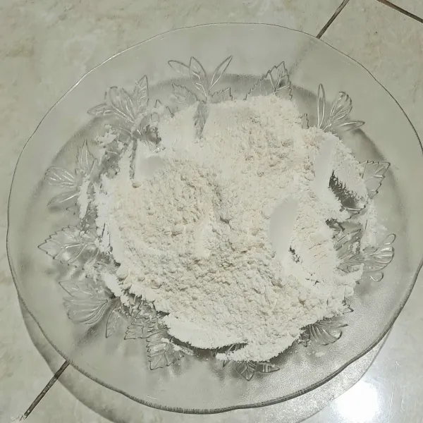 Untuk tepung pelapis : Sediakan tepung bumbu campur dengan tepung beras, garam, kaldu bubuk lalu aduk rata