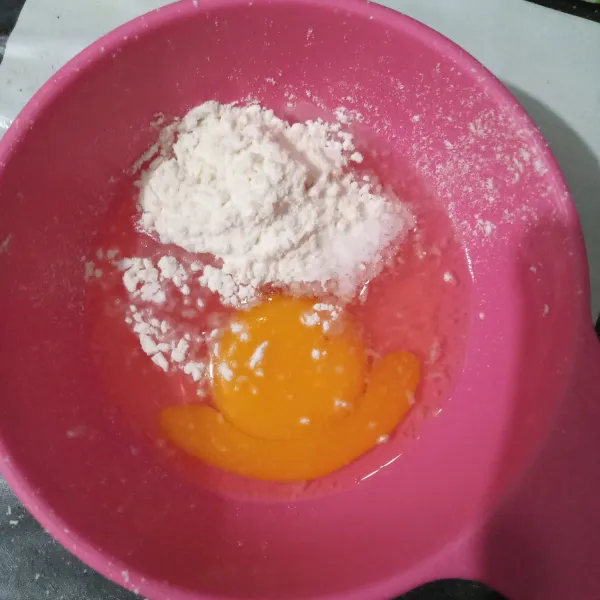 Kocok telur dan tepung bumbu serbaguna.