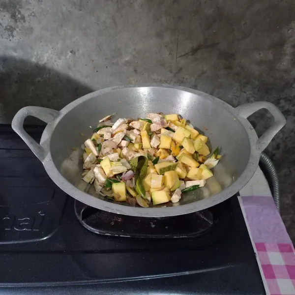 Masukkan labu kuning dan tempe.