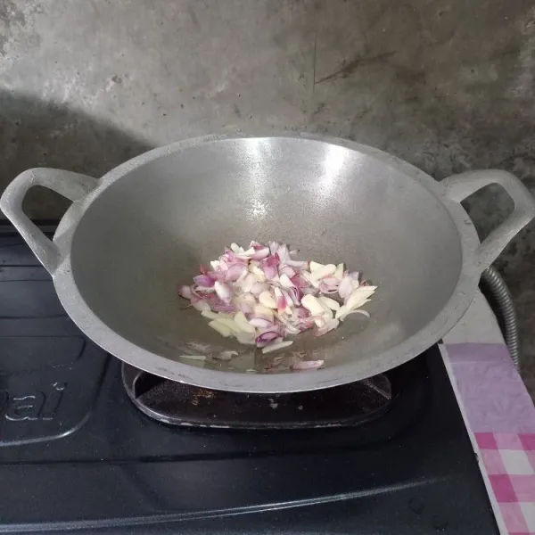 Tumis irisan bawang merah dan bawang putih.
