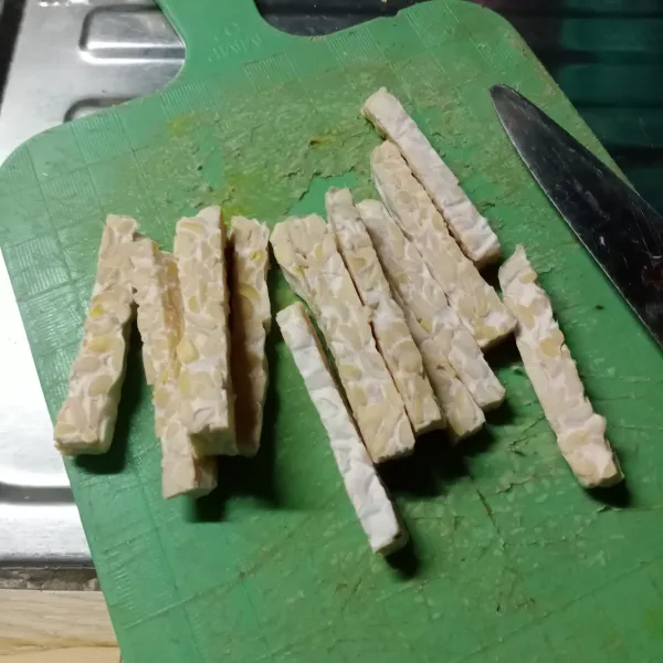 Potong tempe bentuk stik.