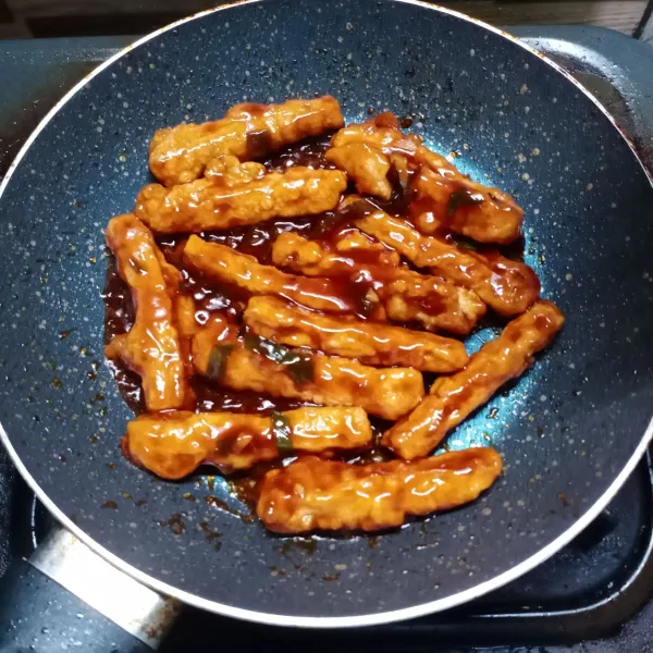 Terakhir masukkan tempe goreng telur. Aduk sampai benar-benar rata. Angkat dan sajikan.