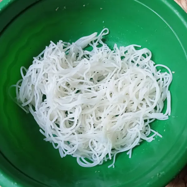 Rebus bihun hingga matang, angkat dan tiriskan. Bumbui bihun dengan garam, lada bubuk dan kaldu jamur, aduk rata dan biarkan hingga dingin.