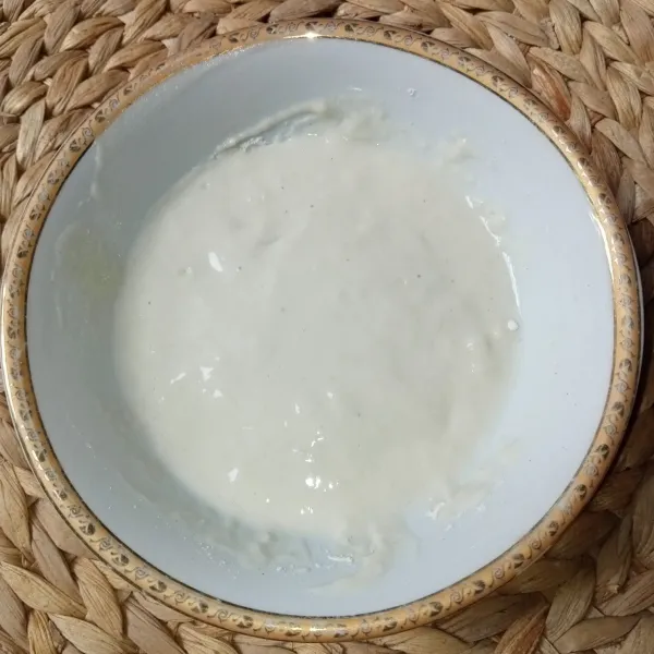 Campur tepung terigu, garam dan kaldu jamur, tuang air sedikit demi sedikit sambil diaduk hingga jadi adonan yang pekat.