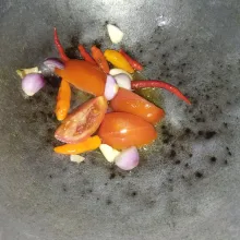 Panaskan minyak goreng sekitar 3 sdm, lalu goreng cabe merah, cabe rawit, bawang merah, bawang putih dan tomat, goreng hingga layu. Lalu angkat.