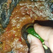 Tambahkan air perasan jeruk limau, aduk rata, lalu cicipi.