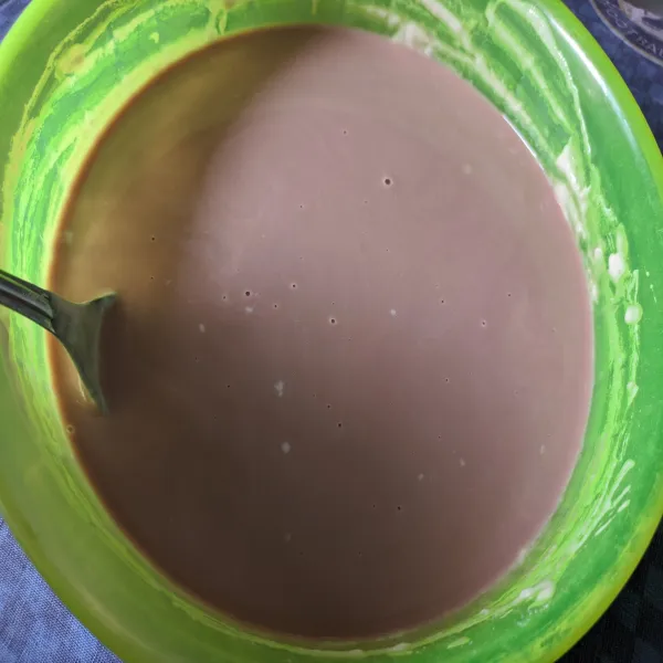 Tuang susu coklat ke dalam adonan. Aduk hingga tercampur dengan baik dan tidak ada yang menggumpal.
