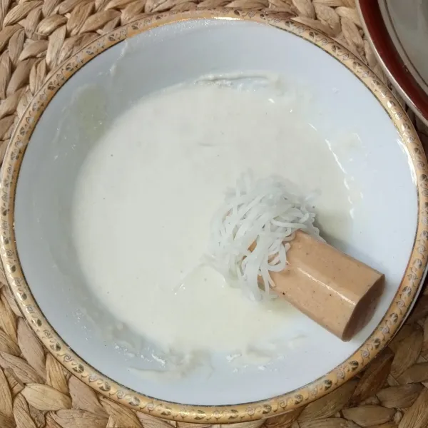 Lalu baluri dengan adonan pencelup hingga bihun tertutup adonan.