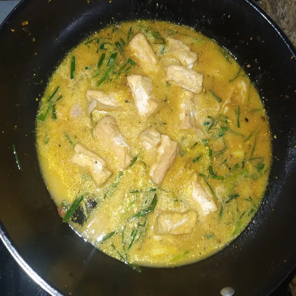 Masukan tahu yg sudah di goreng. Masak sampai matang