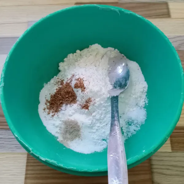 Masukkan semua bahan adonan tepung kedalam wadah kecuali air.
