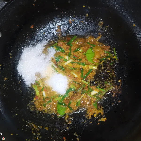 Tumis semua bumbu sampai harum