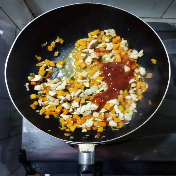 Lalu tambahkan saus tomat, cuka, saus sambal, kemudian aduk hingga semua tercampur dan sudah matang merata. Cek rasa