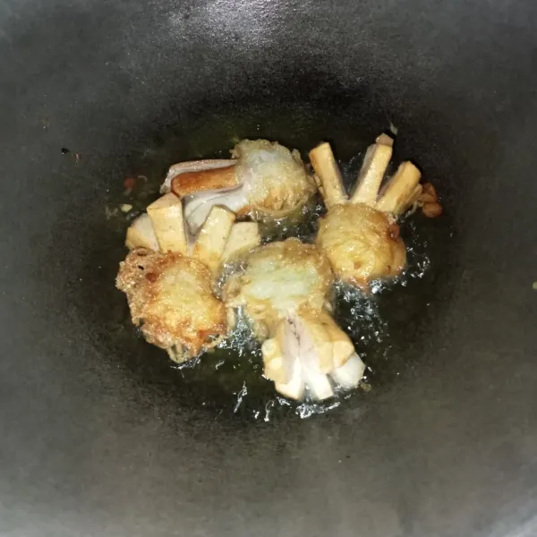 Langsung masukkan ke dalam minyak panas, goreng dengan api sedang cenderung kecil hingga matang dan keemasan, angkat dan siap disajikan.
