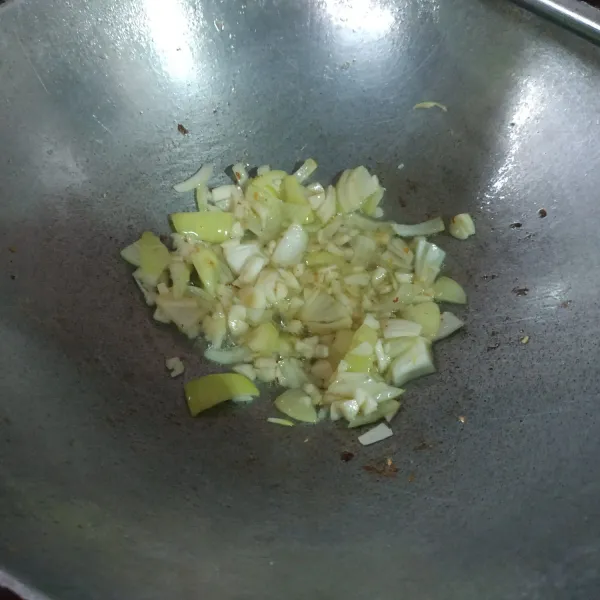 Tumis bawang putih dan bawang bombai sampai harum dan matang, setelah matang masukkan cabai rawit masak hingga layu.