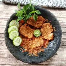 Tata tempe goreng, lalu penyet-penyet tempenya,  tambahkan aneka lalapan, lalu sajikan.