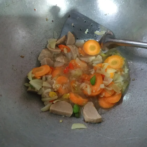 Tambahkan air lalu masukkan bakso dan wortel masak sampai wortel empuk.