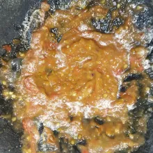 Haluskan semua bahan sambal.