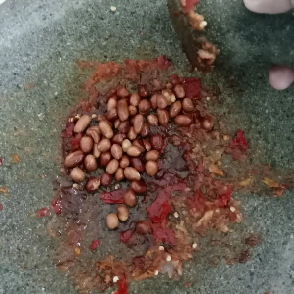 Masukkan kacang tanah goreng, ulek sampai halus.