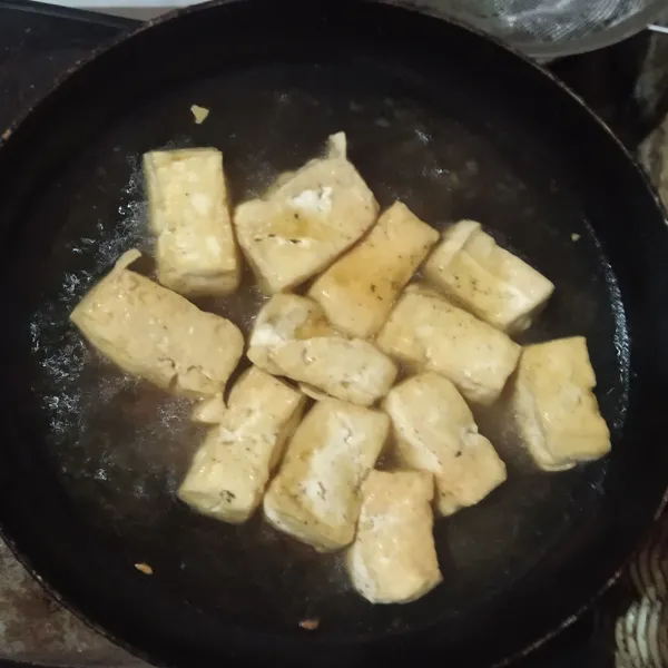 Goreng tahu setengah matang, lalu sisihkan