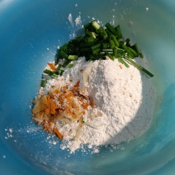 Siapkan wadah masukkan tepung terigu kunyit bubuk,ketumbar bubuk ,bawang putih halus dan garam dan daun bawang