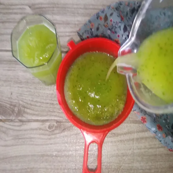 Masukkan cucumber herbal drink yang yang dihaluskan sambil disaring ke dalam gelas. Dan siap disajikan selagi dingin.