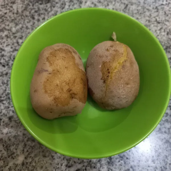 Siapkan kentang yang telah direbus.