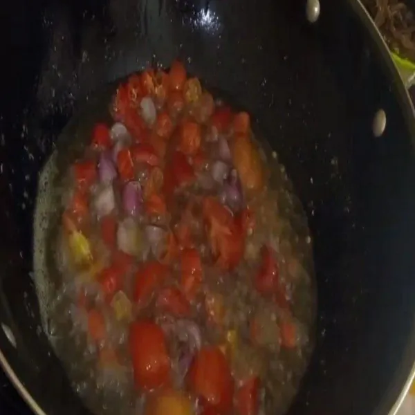 Goreng bawang merah,cabe besar,cabe rawit dan tomat sampai layu.