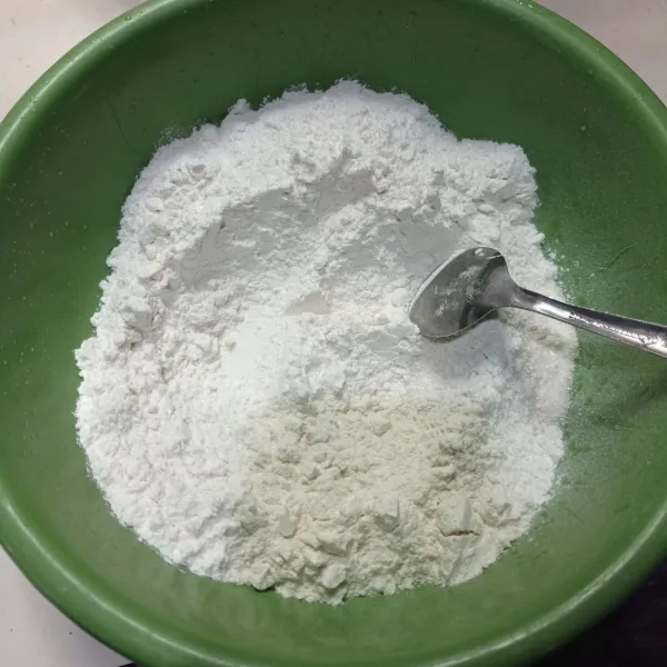 Campur gula pasir, tepung terigu dan ragi ke dalam wadah, aduk rata.