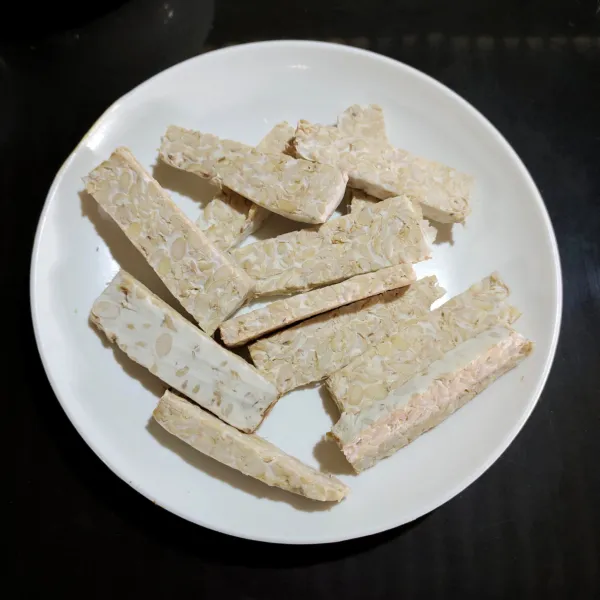 Potong tempe persegi panjang.
