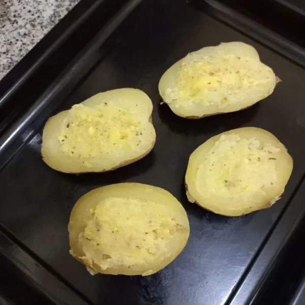 Isi bagian tengah kentang dengan bahan isian.