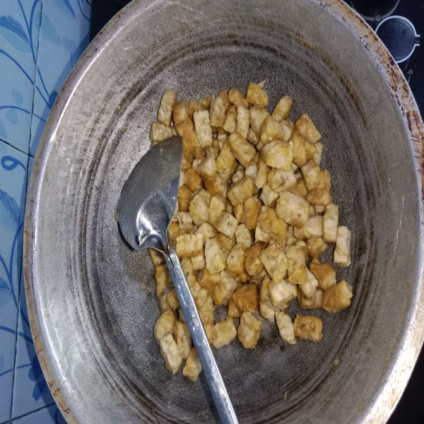 Goreng tempe setengah matang atau sampai kecoklatan seperti digambar ya bun, jangan terlalu matang/garing agar bumbu dapat meresap dengan cepat.