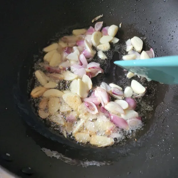 Panaskan minyak, tumis bawang merah dan bawang putih hingga harum.