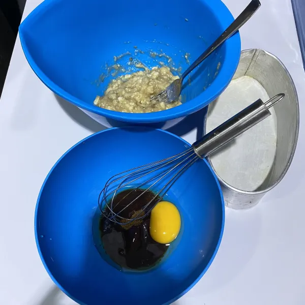 Kocok telur dengan gula palm sampai semua larut.