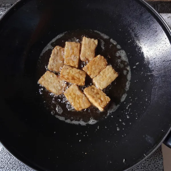 Potong tempe sesuai selera, goreng hingga matang, angkat dan tiriskan.