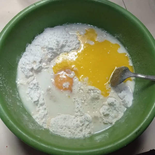 Lalu masukan telur, susu cair, margarin cair, dan pasta vanila, aduk sampai tercampur rata.