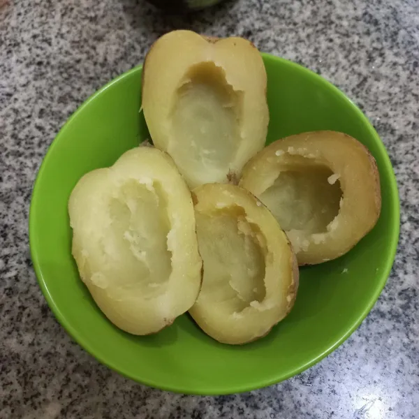 Belah kentang menjadi masing-masing 2 bagian, kerok bagian tengah kentang.