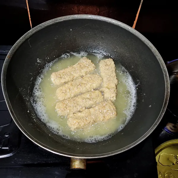 Bila sudah panas minyaknya kemudian kecilkan api agar tidak cepat gosong lalu masukkan tempe oatmeal dan goreng hingga kuning kecoklatan