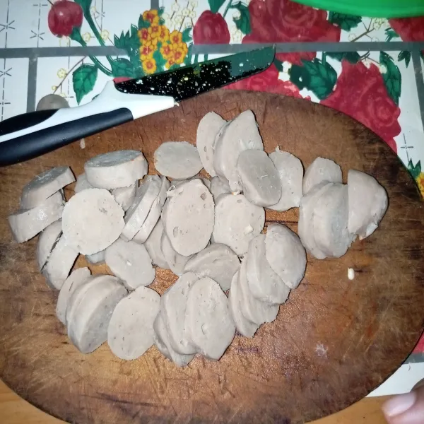 Potong-potong bakso, 1 butir baso dipotong menjadi 3 bagian.
