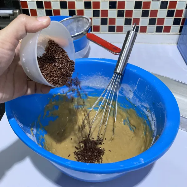 Masukkan messes coklat, aduk sampai semua tercampur rata.