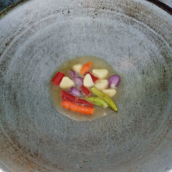 Goreng bawang merah, bawang putih, cabai merah dan cabai rawit sampai layu.