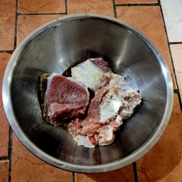 Cuci bersih daging sapi lalu rebus hingga mendidih, buang air rebusan ganti dengan air yg baru lalu rebus kembali hingga empuk.