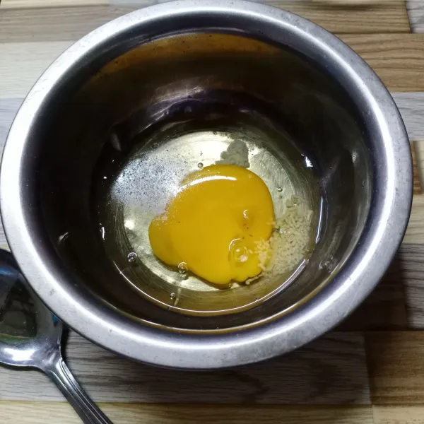 Masukkan telur, garam, lada bubuk dan kaldu jamur ke dalam wadah. Kocok rata.