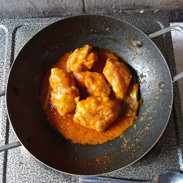 Masak hingga kuah menyusut.